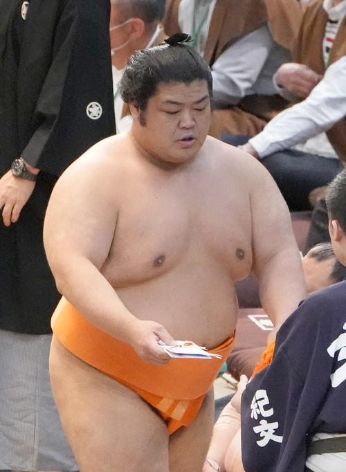 隠岐の海を引き落としで破った志摩ノ海（撮影・小沢裕）