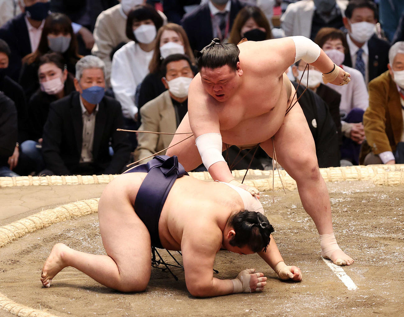 千代の国（手前）をはたき込みで破る荒篤山（2022年3月18日）