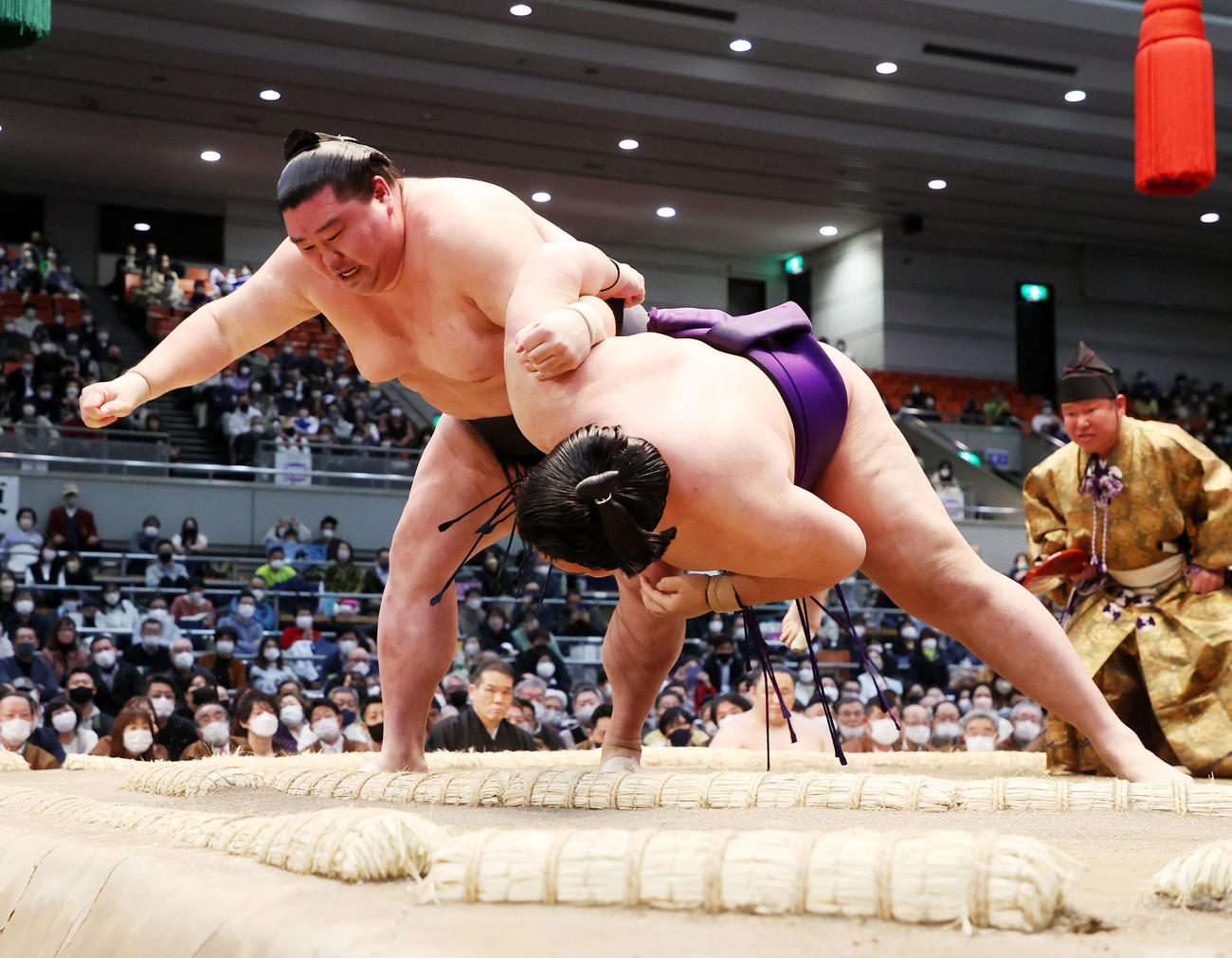 明生（右）をすくい投げで破る正代（撮影・鈴木正人