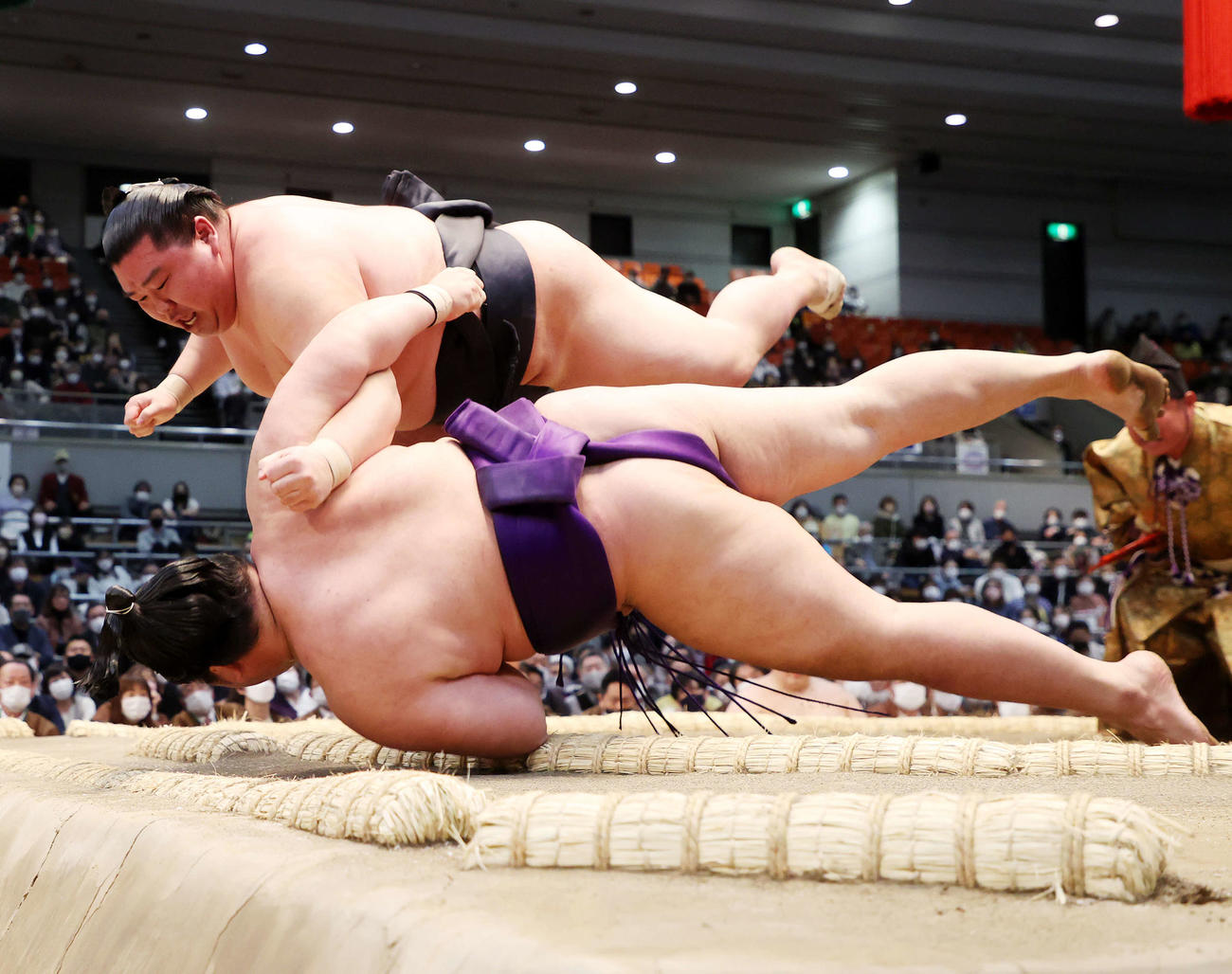 明生（下）をすくい投げで破る正代（撮影・鈴木正人