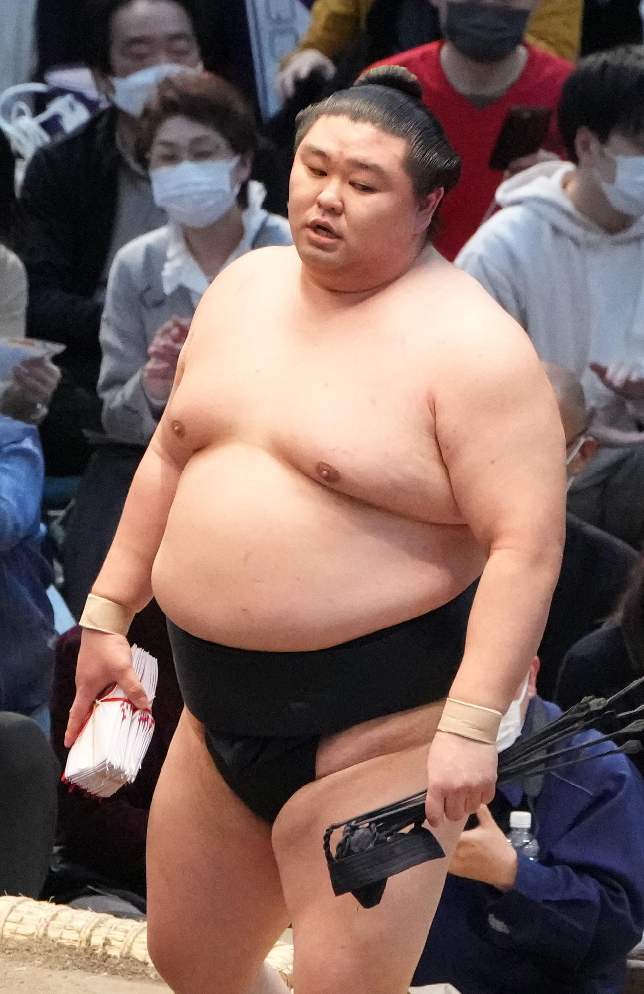 懸賞金を手に引き揚げる正代（撮影・小沢裕）