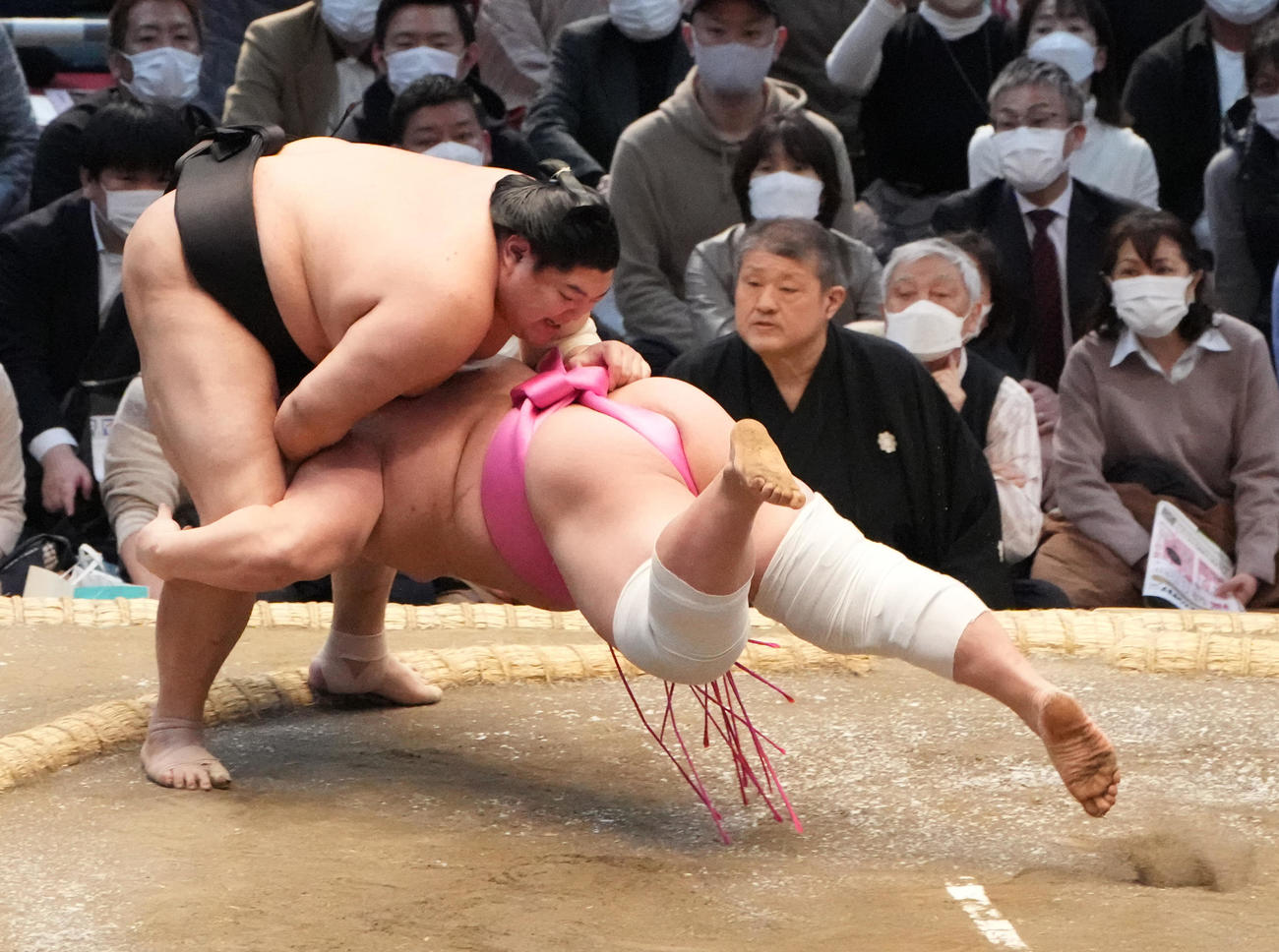 阿炎（左）は後ろまわしをつかみ上手投げで宇良を破る（撮影・小沢裕）