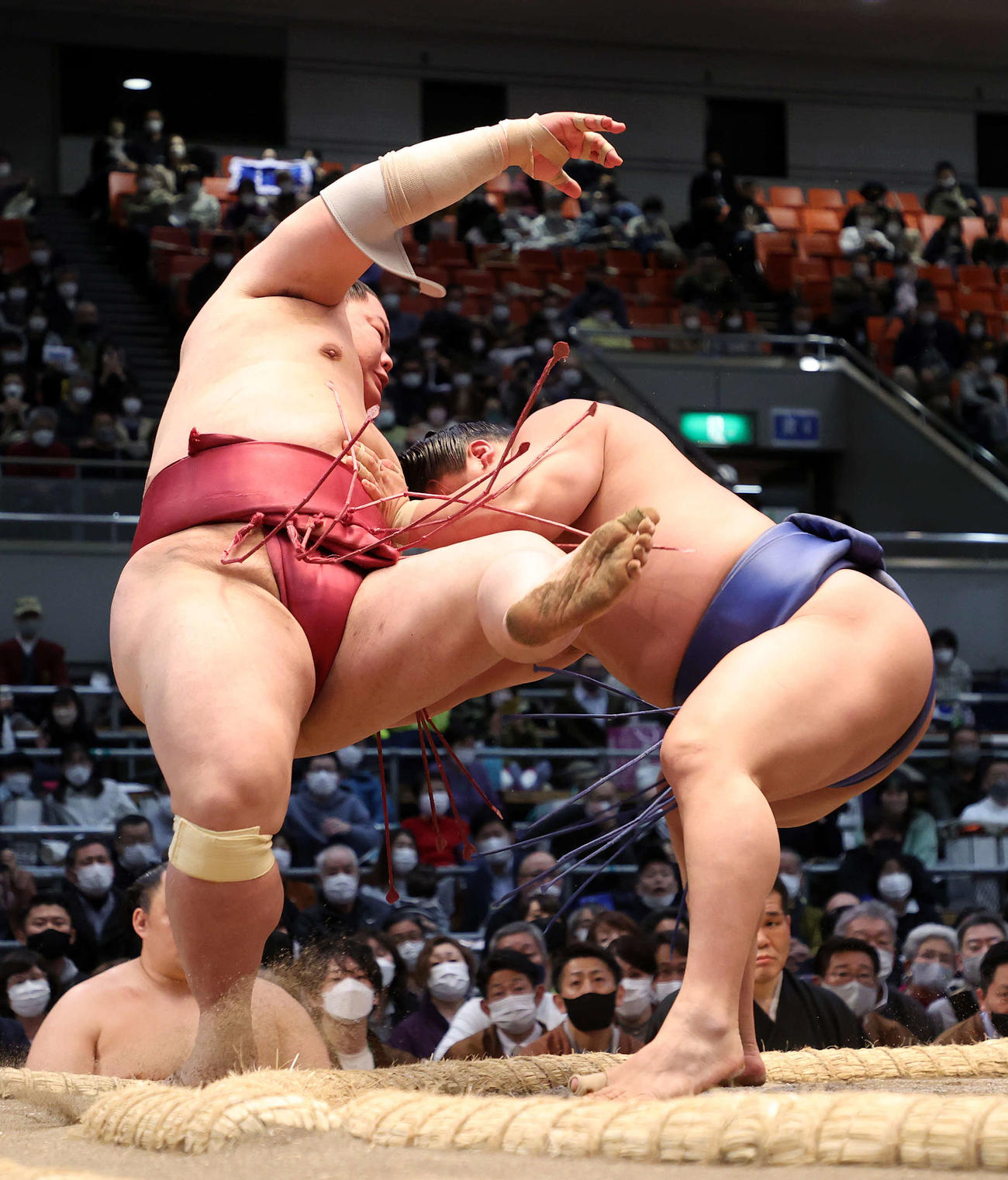 大栄翔（左）を送りつり落としで破る若隆景（撮影・鈴木正人