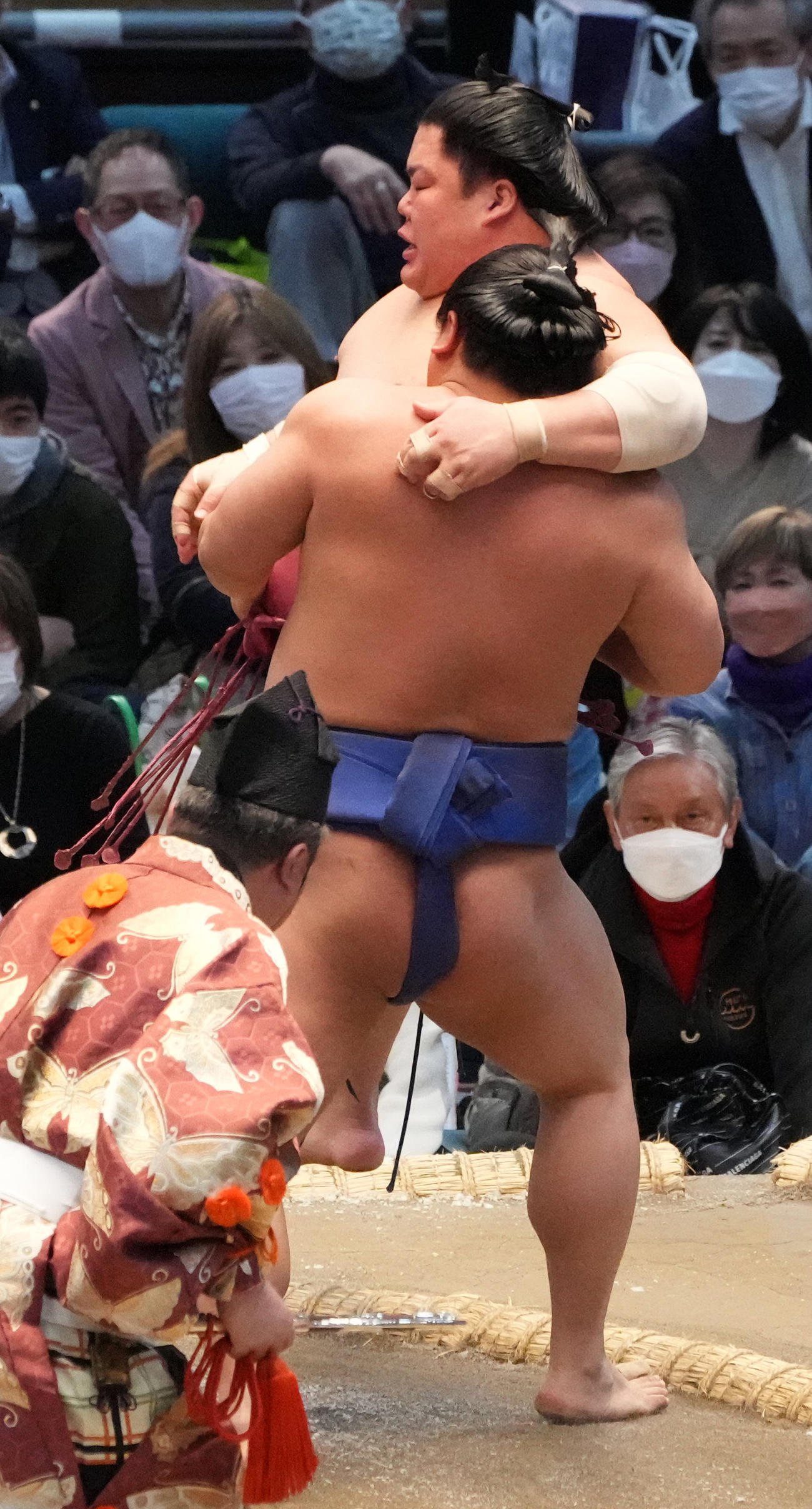 若隆景（右）は大栄翔を送りつり落としで破る（撮影・小沢裕）