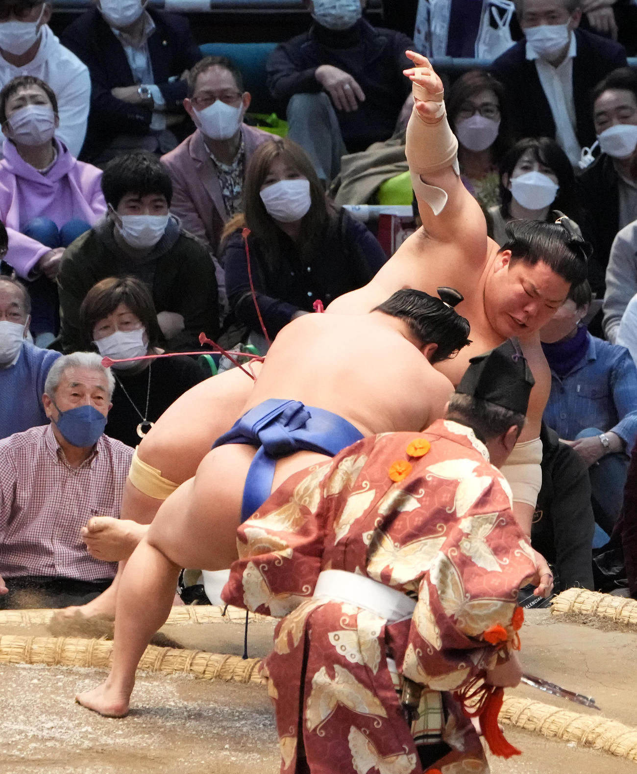 若隆景（手前）は大栄翔を送りつり落としで破る（撮影・小沢裕）