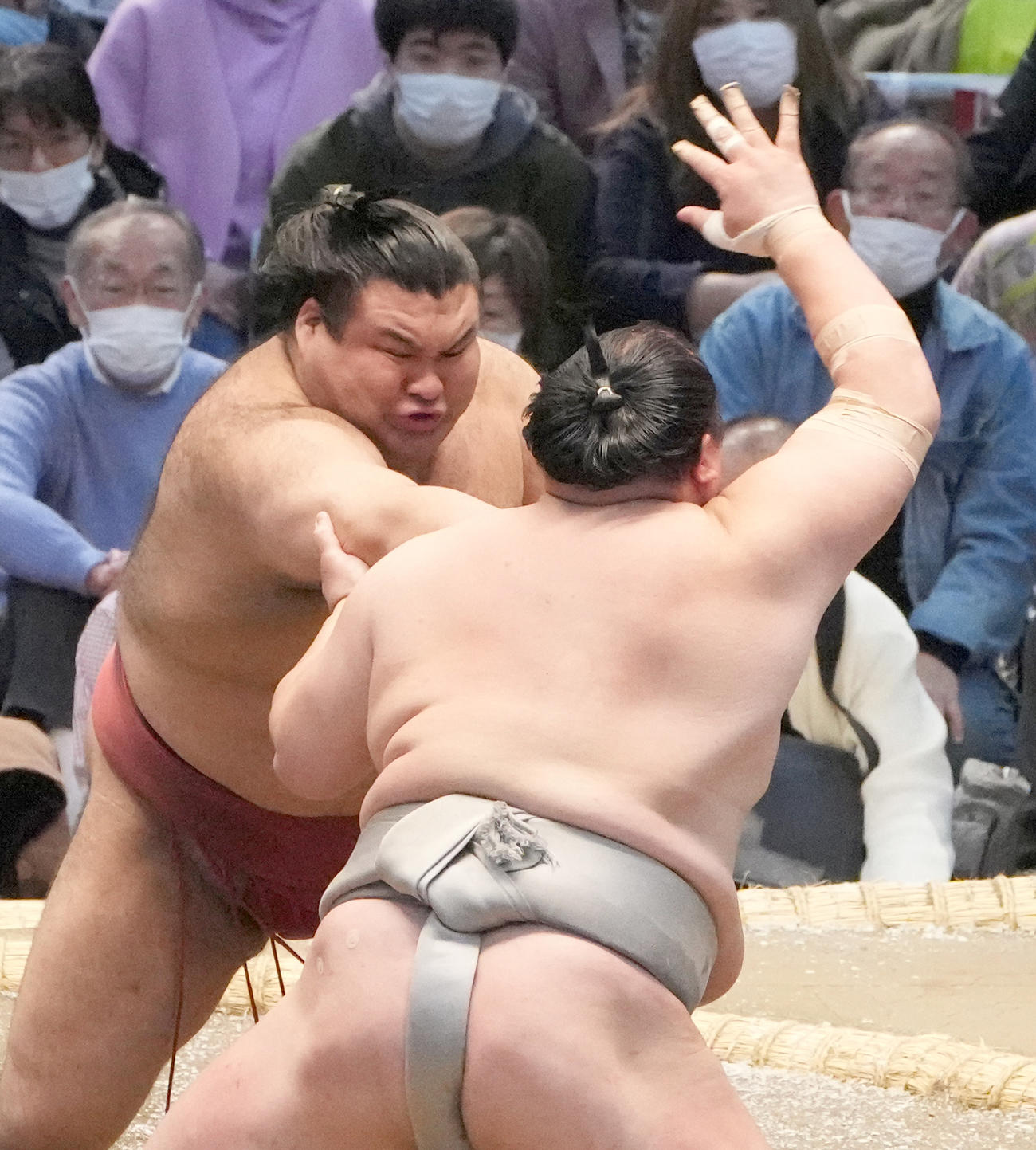 高安（左）は突き出しで北勝富士を破る（撮影・小沢裕）