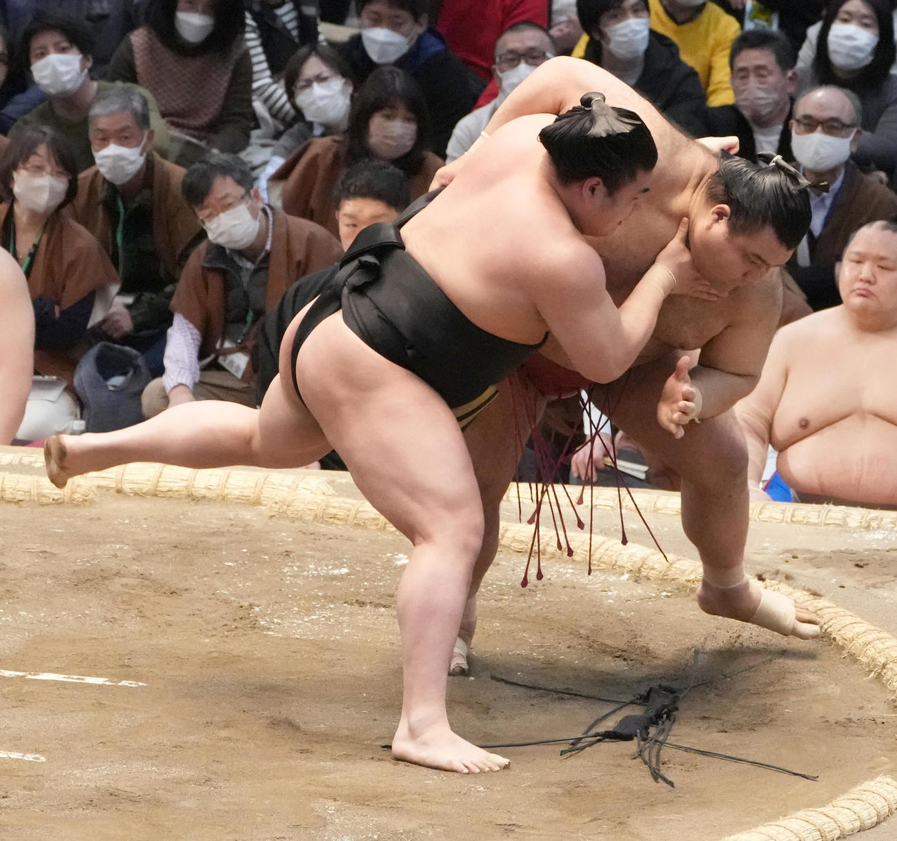 高安（右）は上手投げで若元春を破る（撮影・小沢裕）