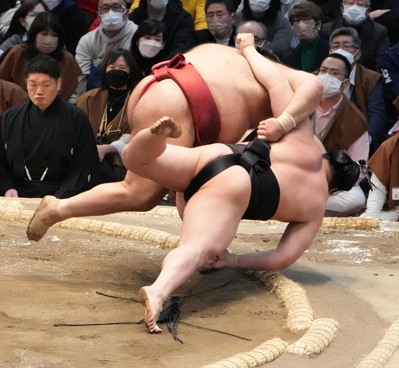 高安（左）は上手投げで若元春を破る（撮影・小沢裕）