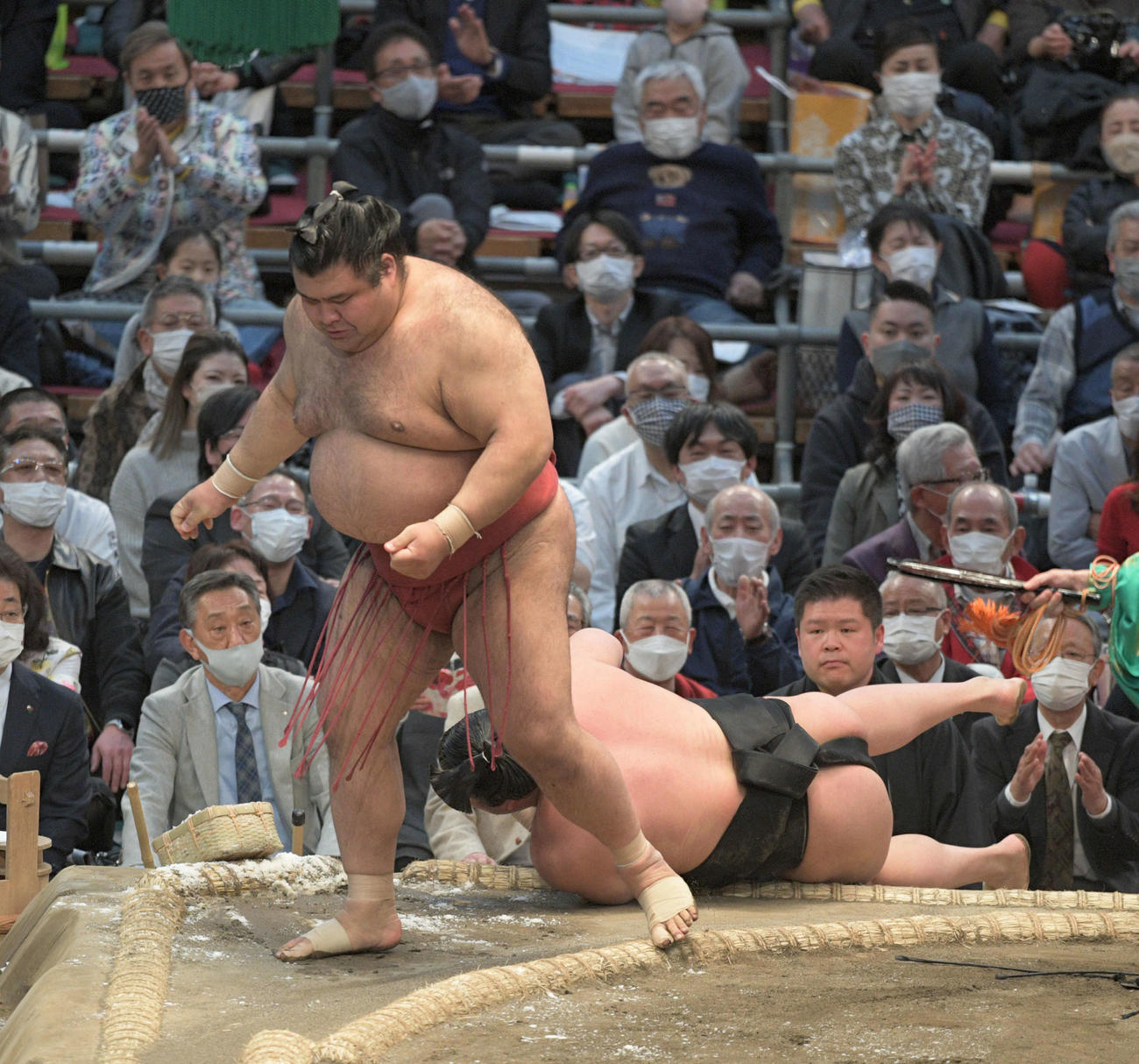 高安が上手投げで若元春を下した（撮影・渦原淳）