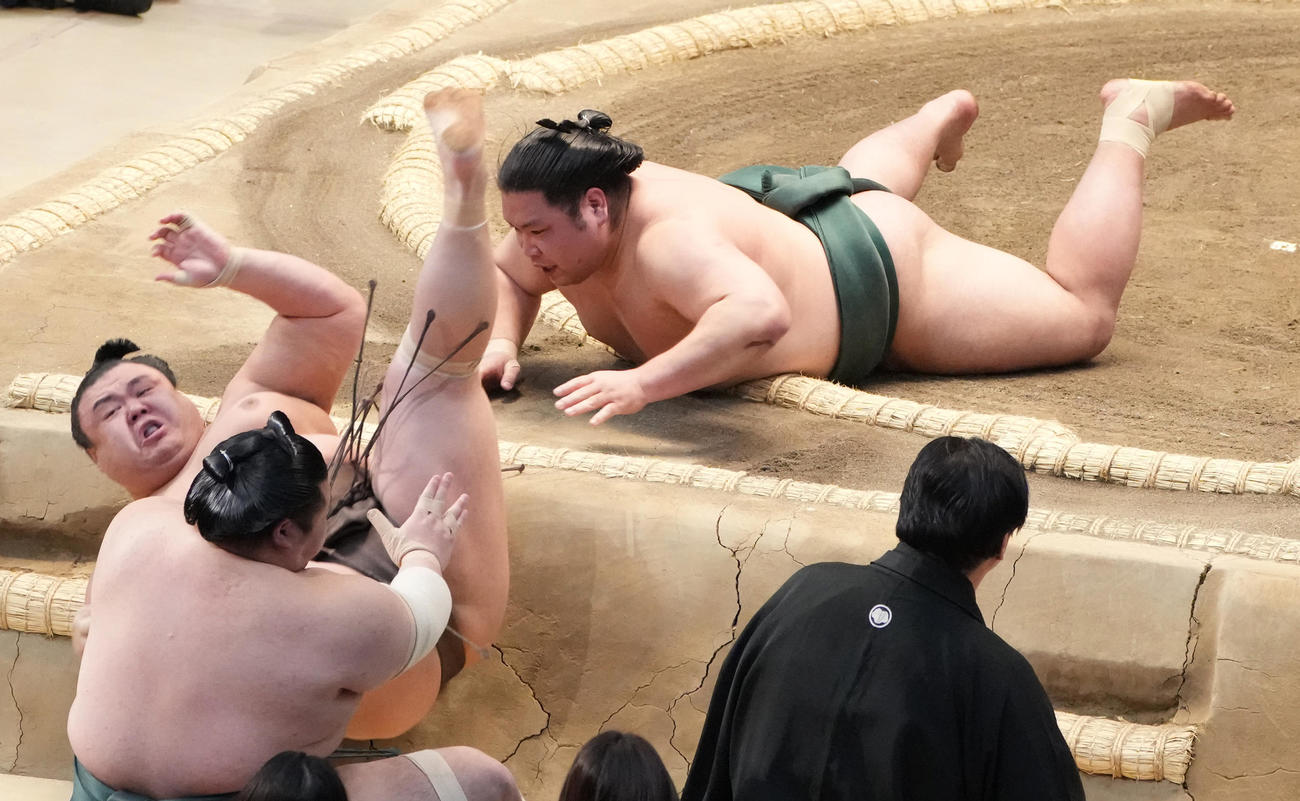 錦木は寄り倒しで英乃海（左）を破る（撮影・小沢裕）
