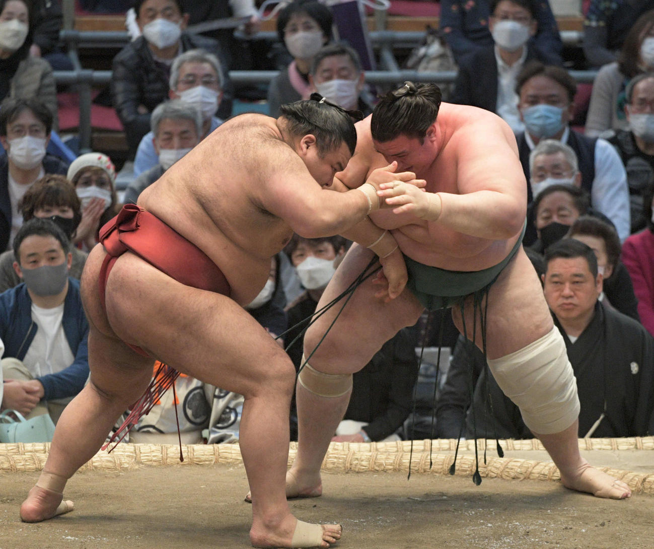 高安が碧山を攻め込む（撮影・渦原淳）
