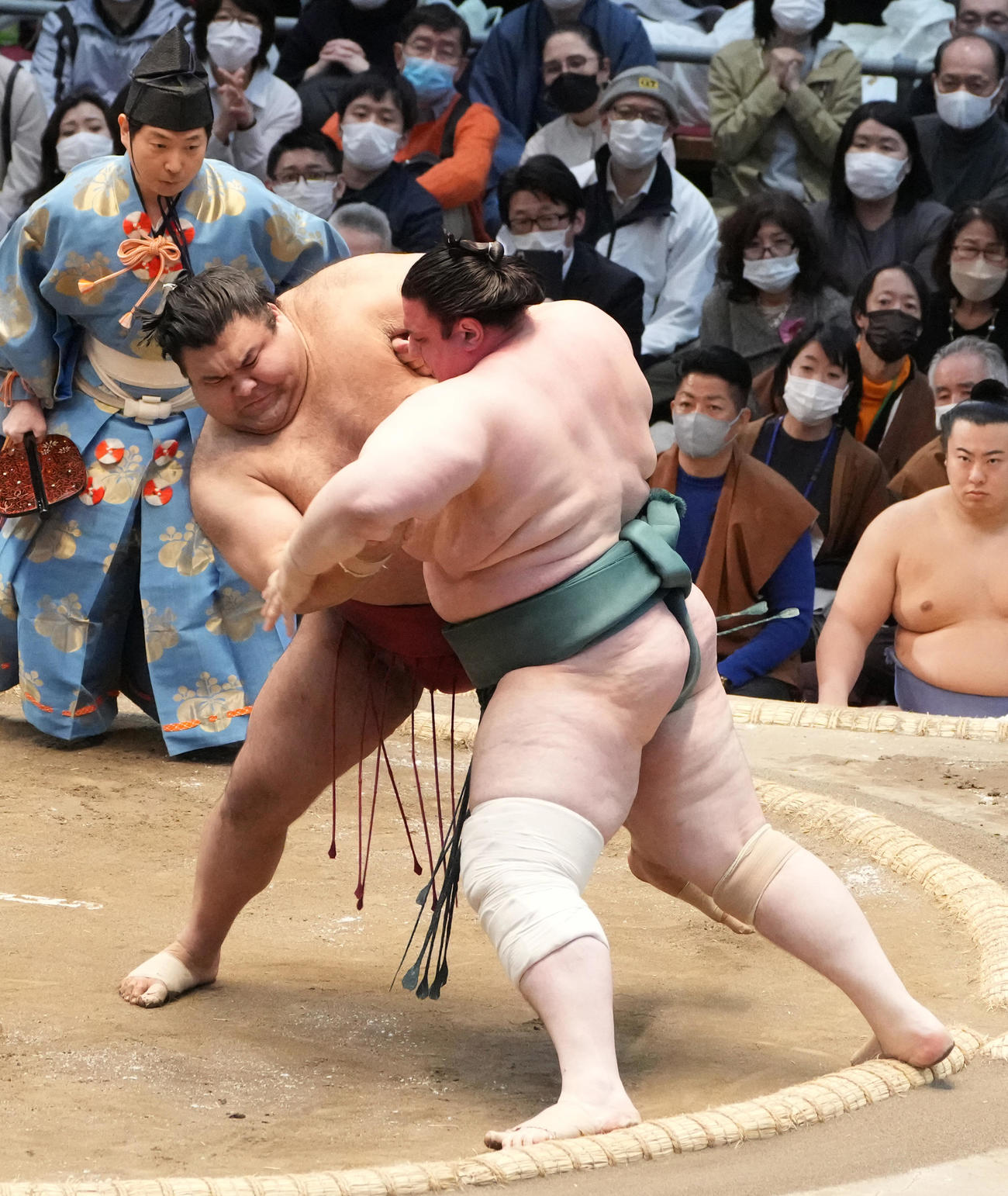碧山（右）を土俵際へ攻め込む高安（撮影・小沢裕）