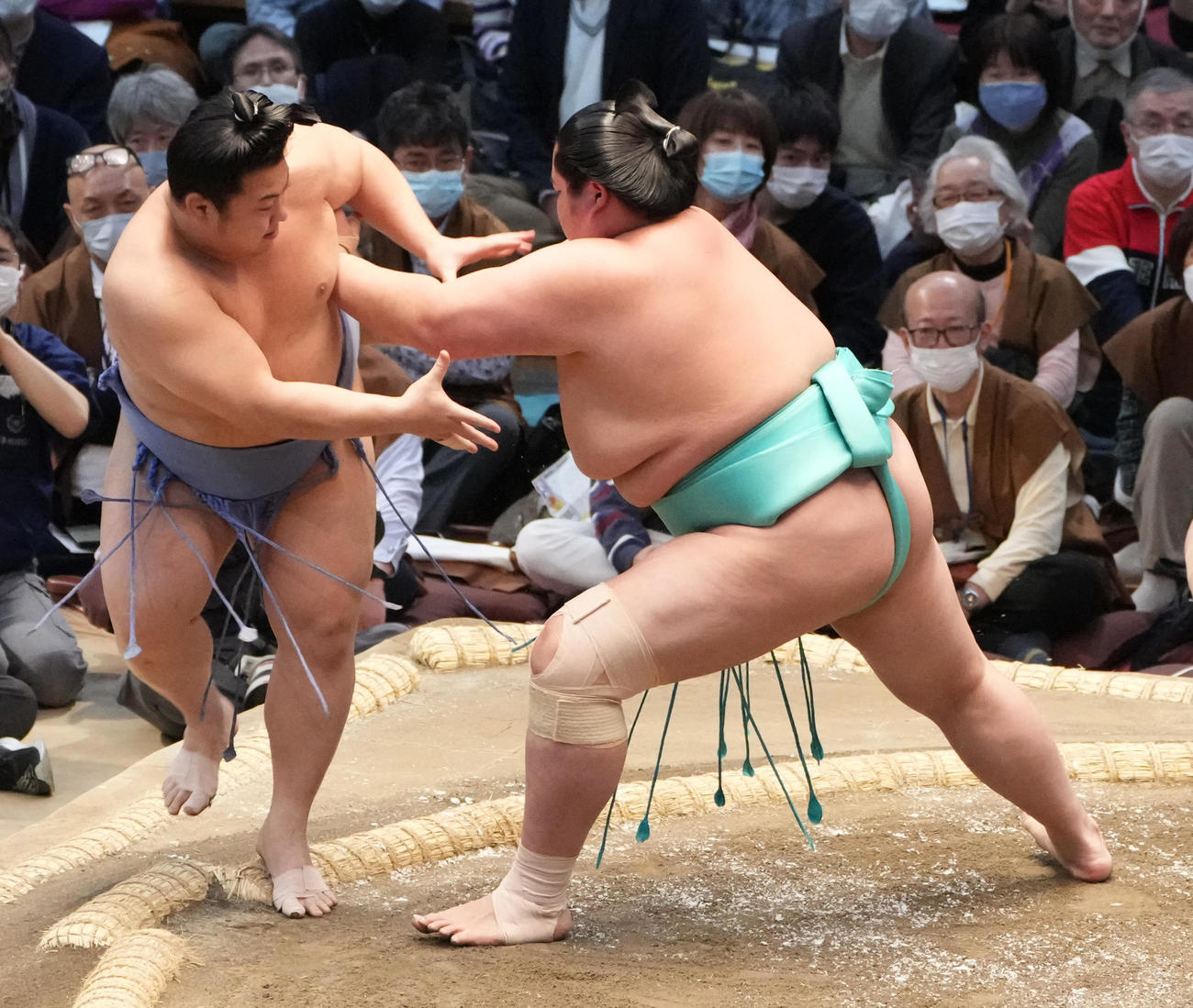 翔猿（左）を押し出しで破る琴ノ若（撮影・小沢裕）