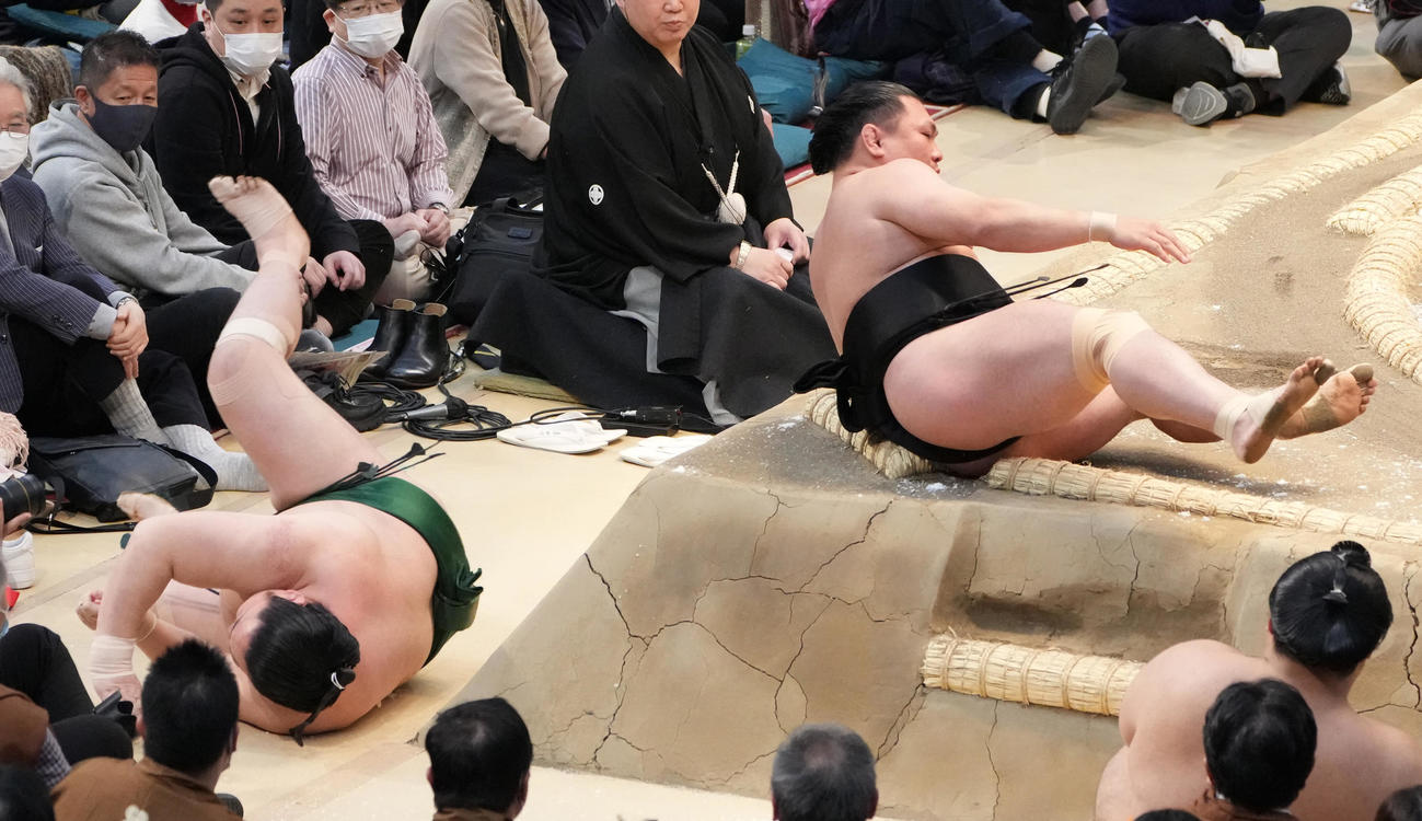 照強は佐田の海（左）を渡し込みで破る（撮影・小沢裕）