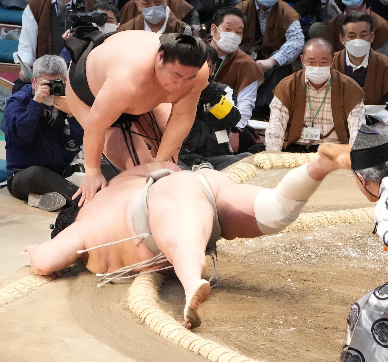 若元春は北勝富士（手前）をはたき込みで破る（撮影・小沢裕）