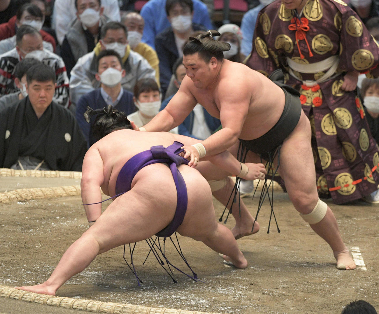 霧馬山が明生をはたきこむ（撮影・渦原淳）