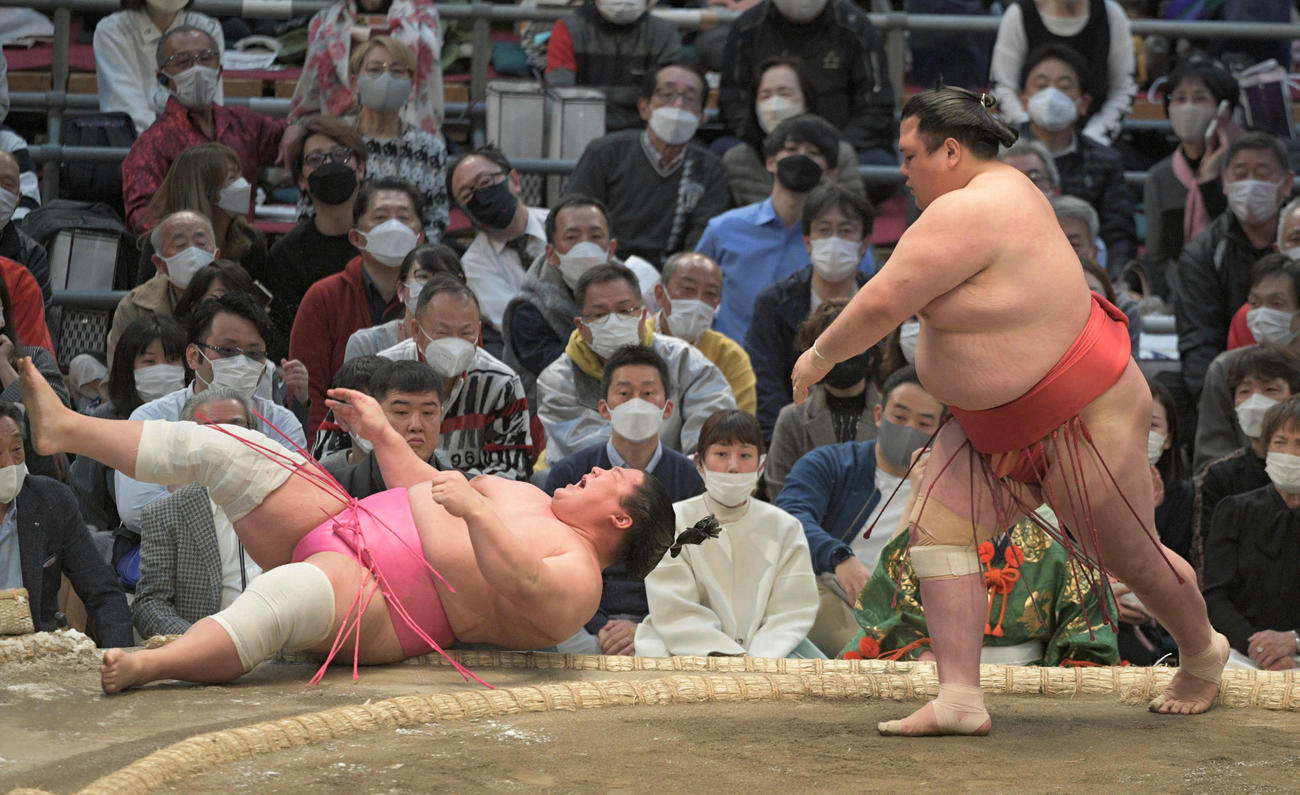 阿武咲が宇良をつきおとす（撮影・渦原淳）