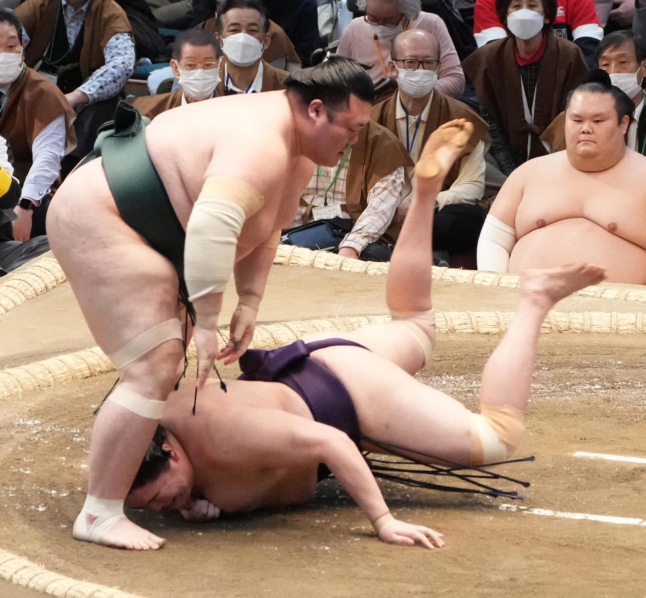 豊山（左）ははたき込みで一山本を破る（撮影・小沢裕）