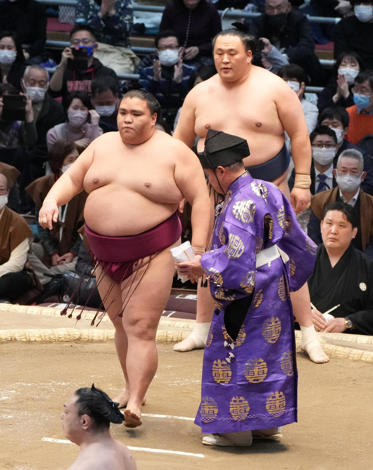 御嶽海（左）は玉鷲を寄り切りで破る（撮影・小沢裕）