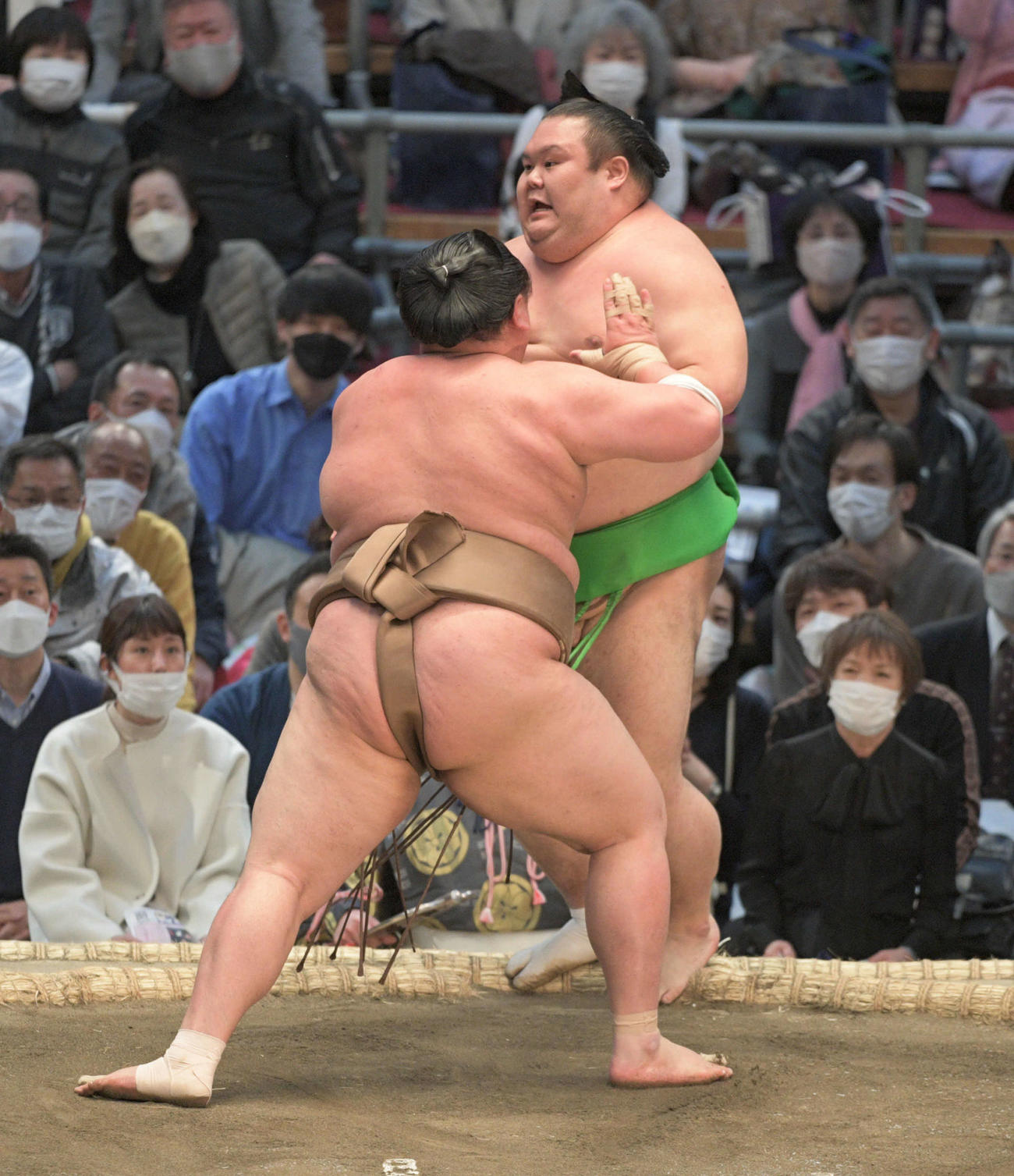 千代丸を突き出す荒篤山（撮影・渦原淳）