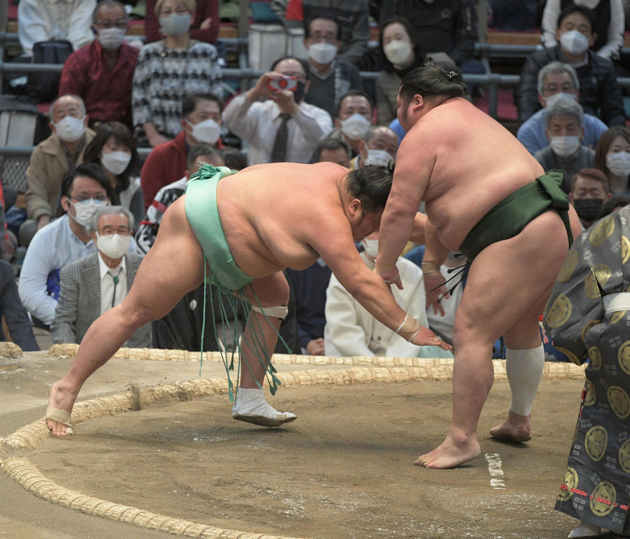 天空海を引き落としで破る千代大龍（撮影・渦原淳）