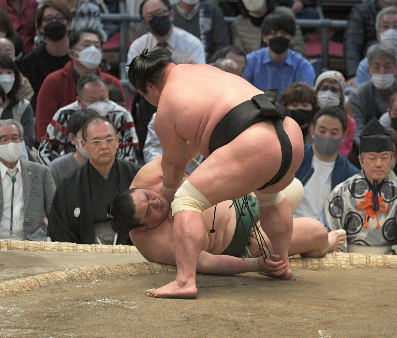 妙義龍が小手投げで隠岐の海を破る（撮影・渦原淳