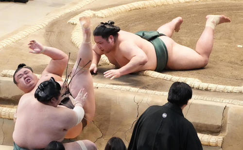 錦木は寄り倒しで英乃海（左）を破る（撮影・小沢裕）