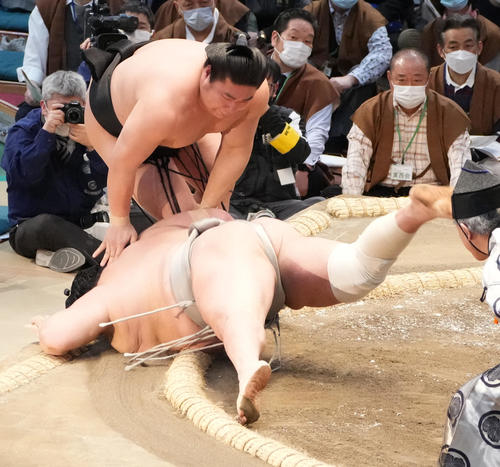 若元春は北勝富士（手前）をはたき込みで破る（撮影・小沢裕）
