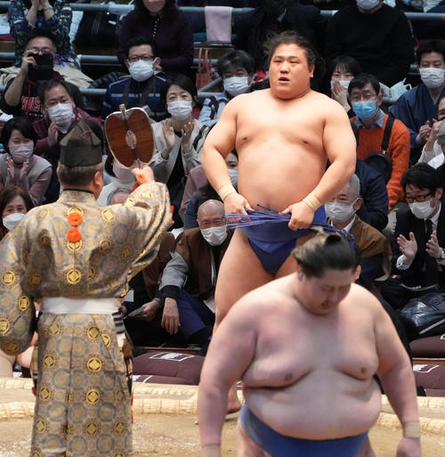 逸ノ城（手前）を寄り切りで破った若隆景は勝ち名乗りを受ける（撮影・小沢裕）