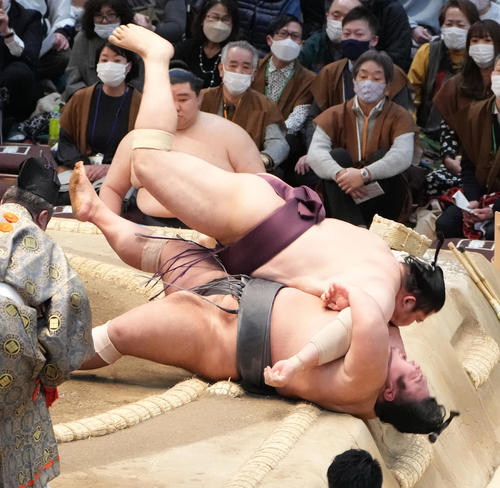 遠藤は寄り倒しで貴景勝（下）を破る（撮影・小沢裕）