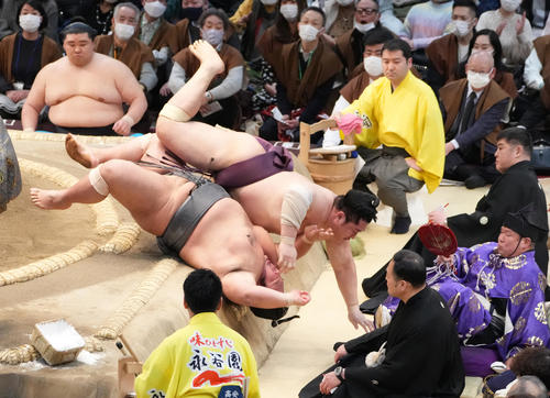 遠藤は寄り倒しで貴景勝（下）を破る（撮影・小沢裕）