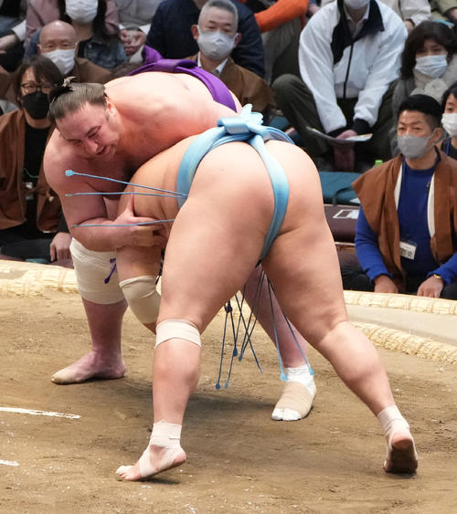 栃ノ心（左）ははたき込みで琴勝峰を破る（撮影・小沢裕）