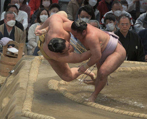 琴恵光がすくい投げで輝を破る（撮影・渦原淳）