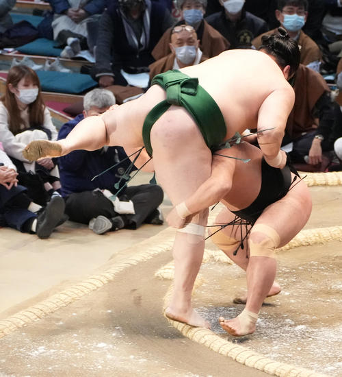 照強は佐田の海（左）を渡し込みで破る（撮影・小沢裕）
