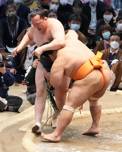 志摩ノ海は千代翔馬（左）を寄り切りで破る（撮影・小沢裕）
