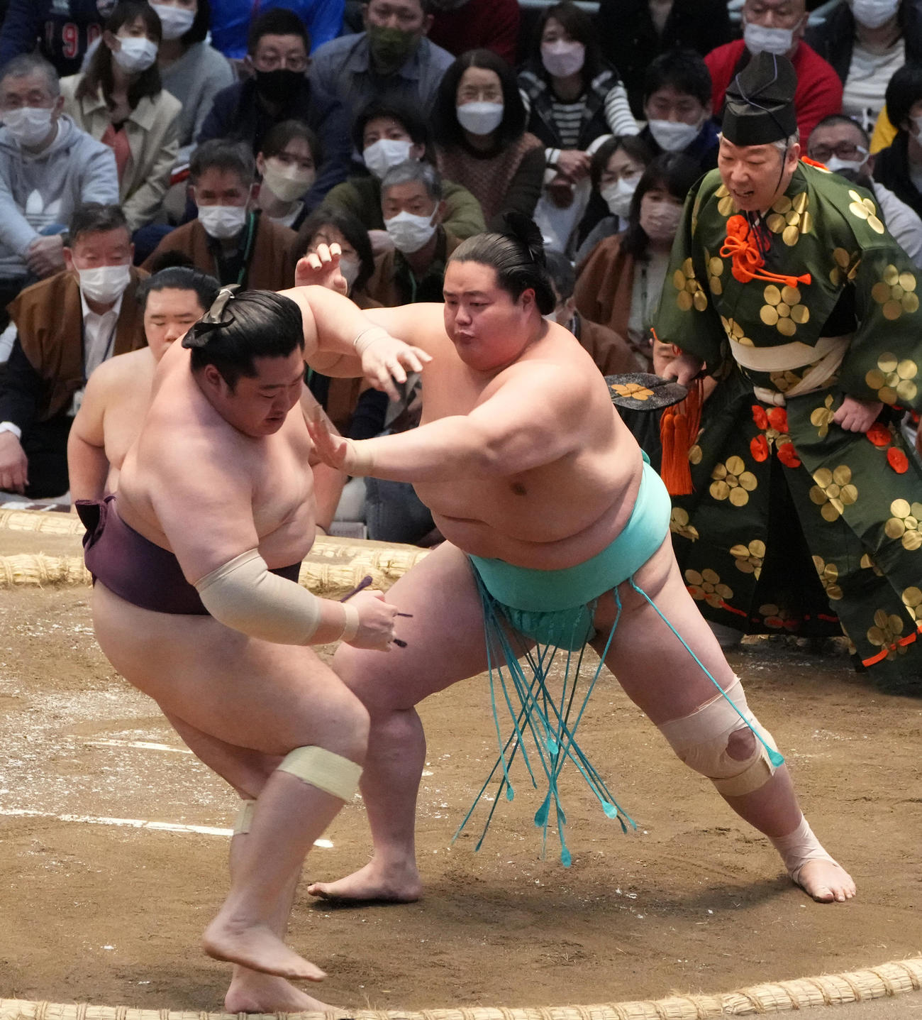 琴ノ若（右）は遠藤を押し出しで破る（撮影・小沢裕）