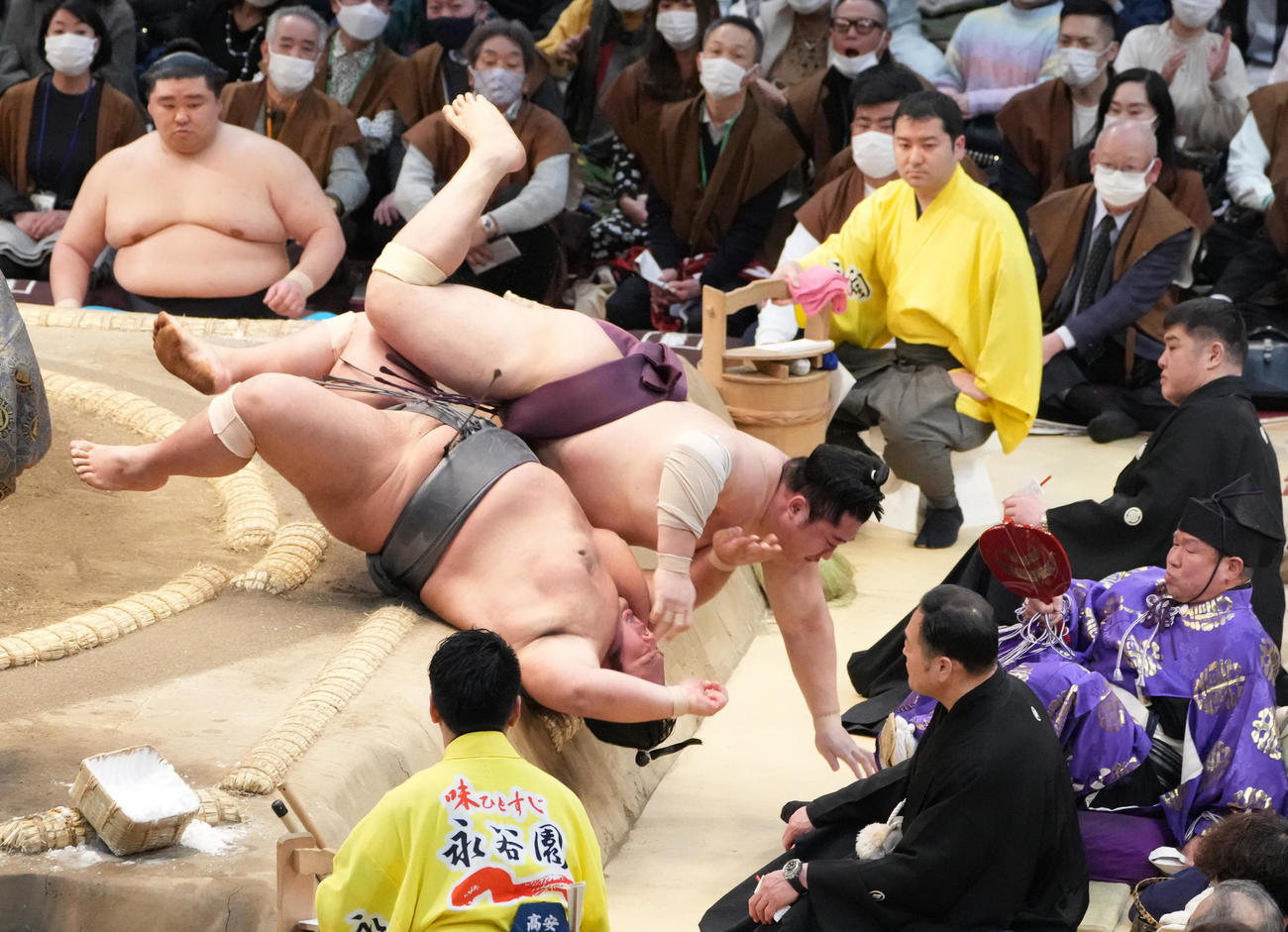 遠藤は寄り倒しで貴景勝（下）を破る（撮影・小沢裕）