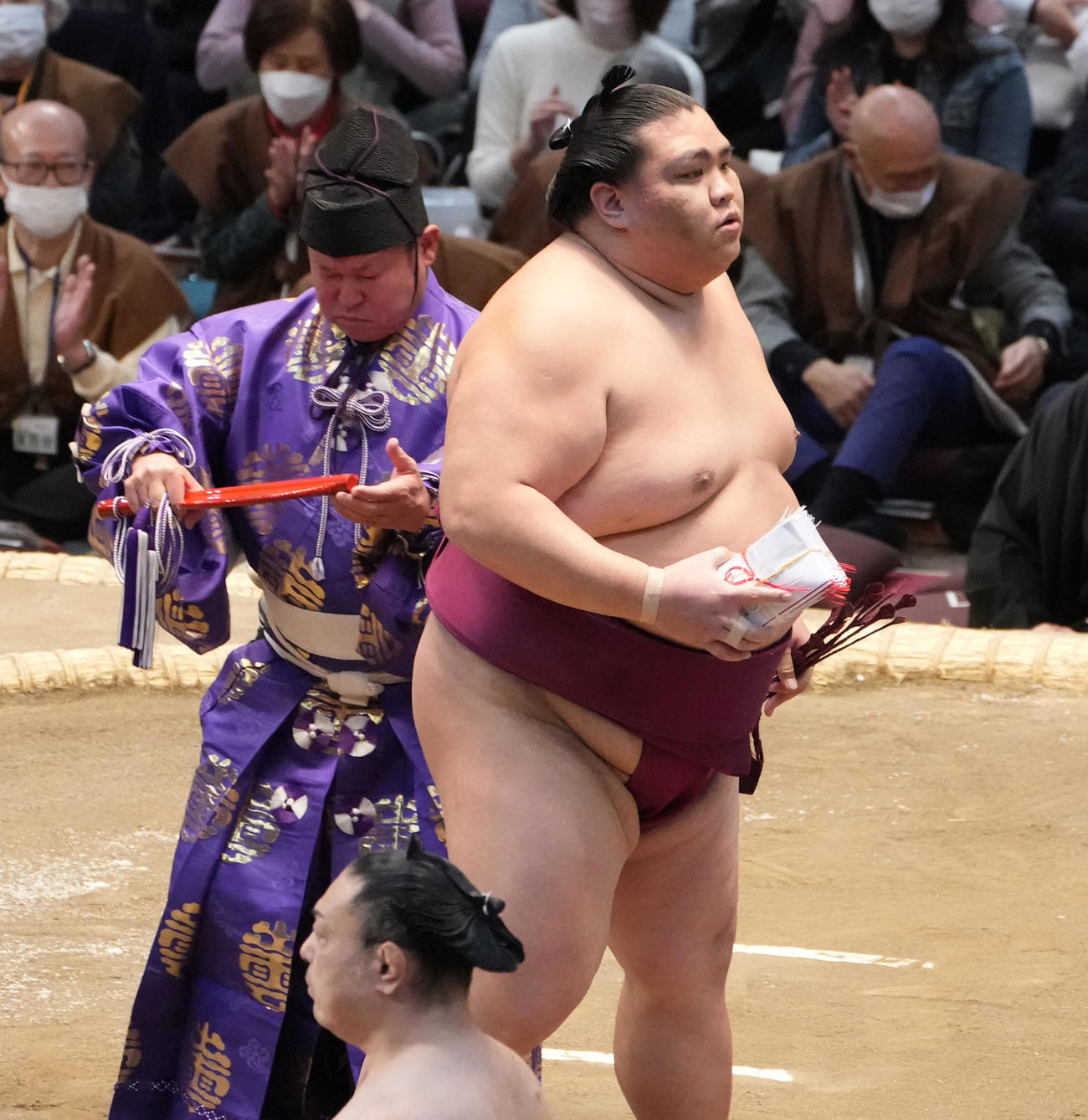 1敗を死守した御嶽海は懸賞金を手にする（撮影・小沢裕）