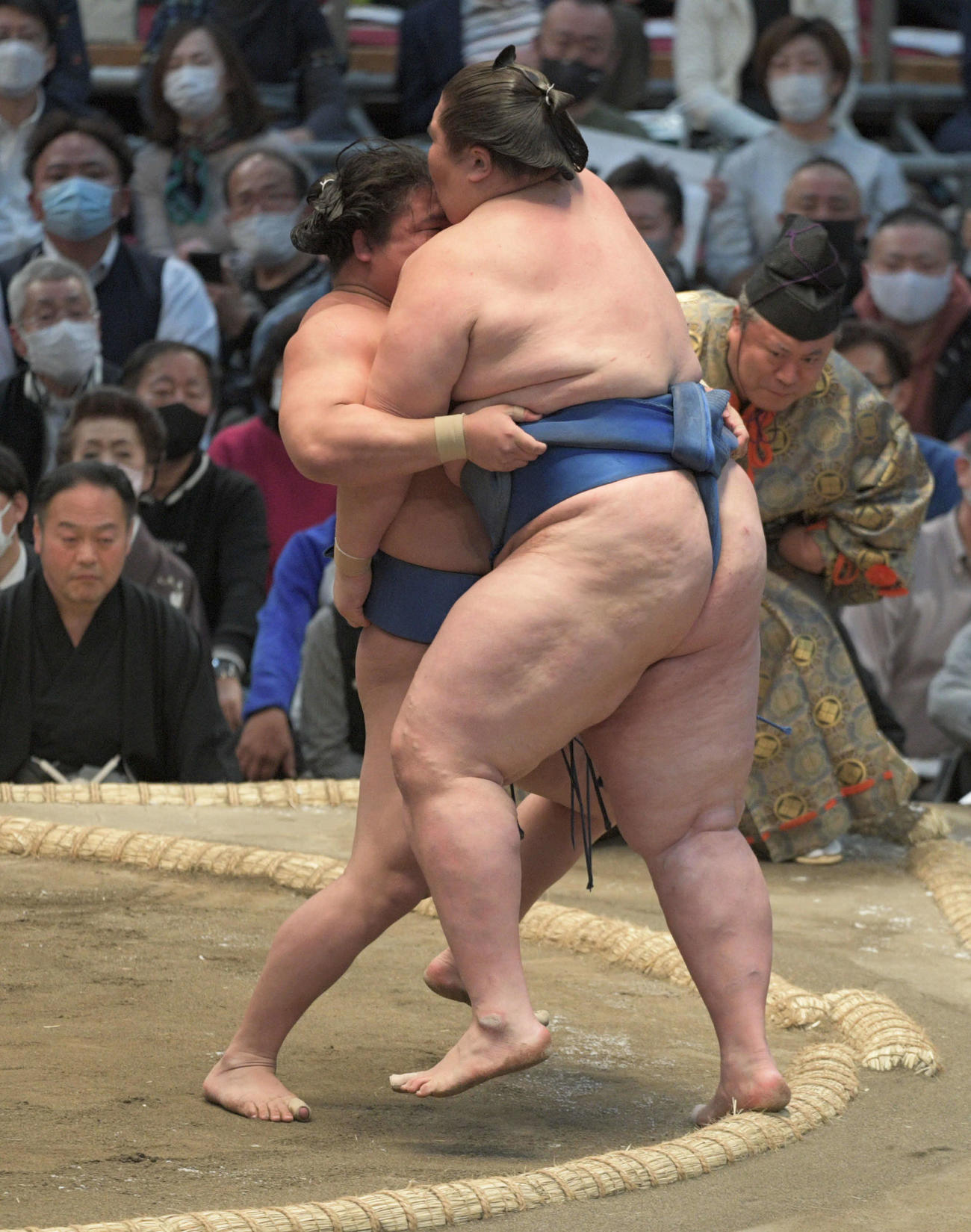 若隆景が寄り切りで逸ノ城を破る（撮影・渦原淳）・渦原淳）