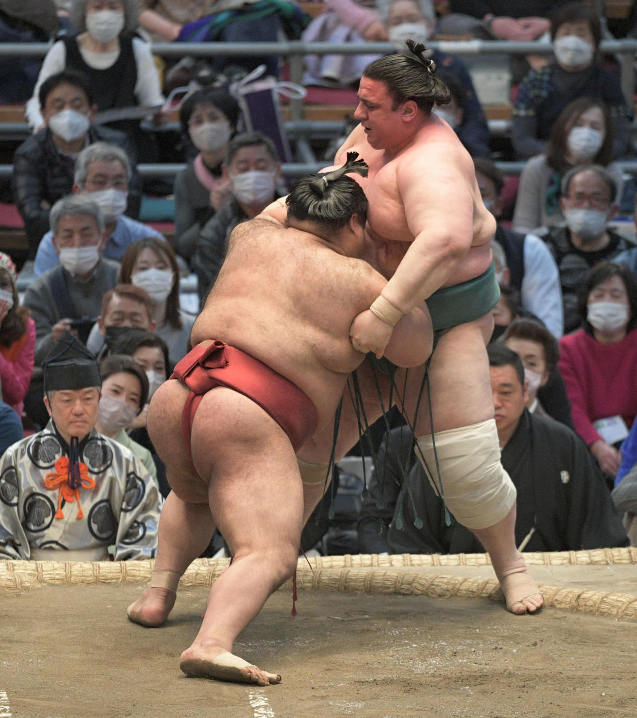 高安が碧山を押し出す（撮影・渦原淳）