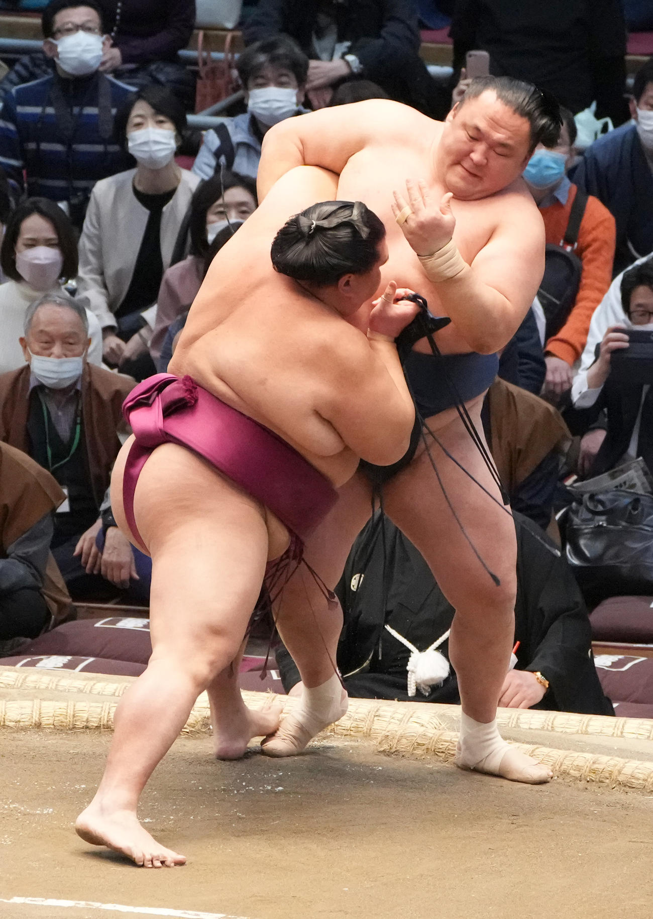 御嶽海（左）は玉鷲を寄り切りで破る（撮影・小沢裕）