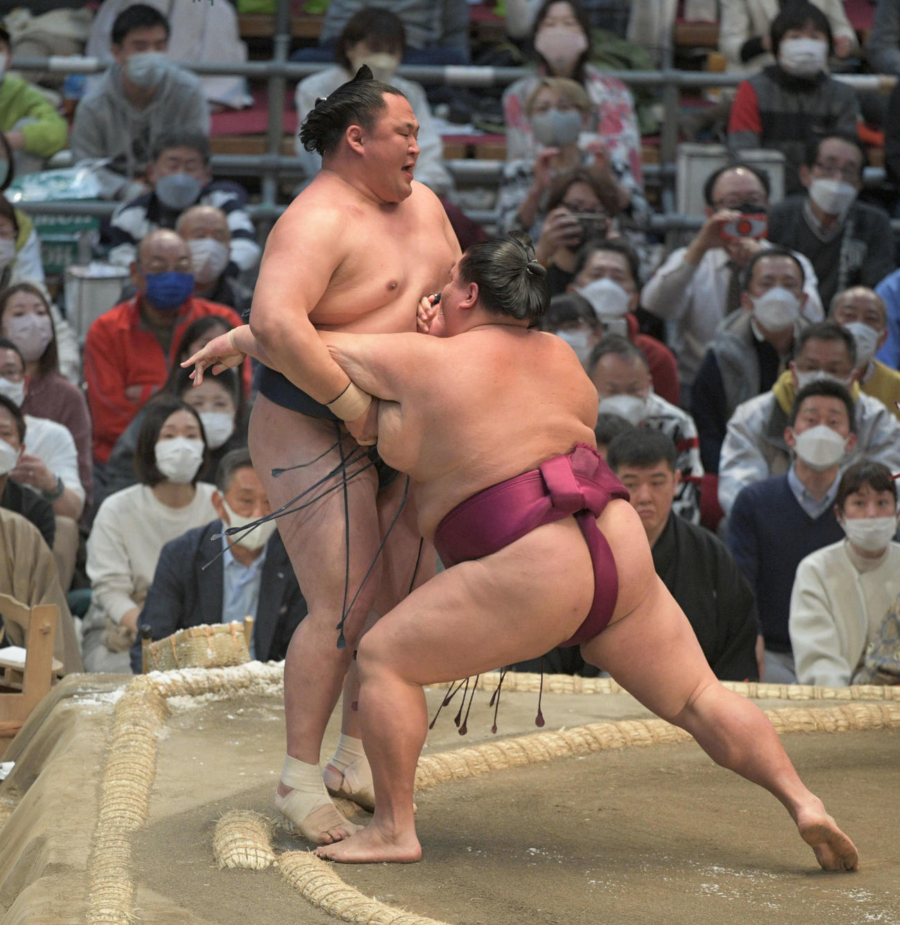 玉鷲を寄り切る御嶽海（撮影・渦原淳）
