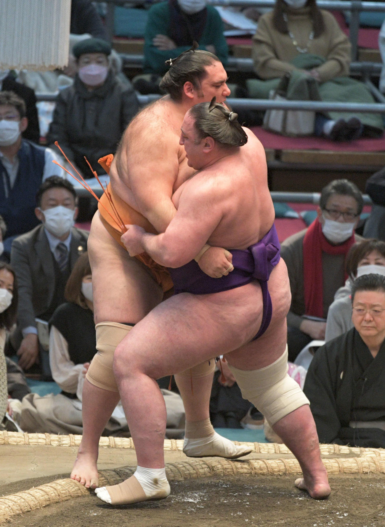 魁聖を寄り切る栃ノ心（撮影・渦原淳）