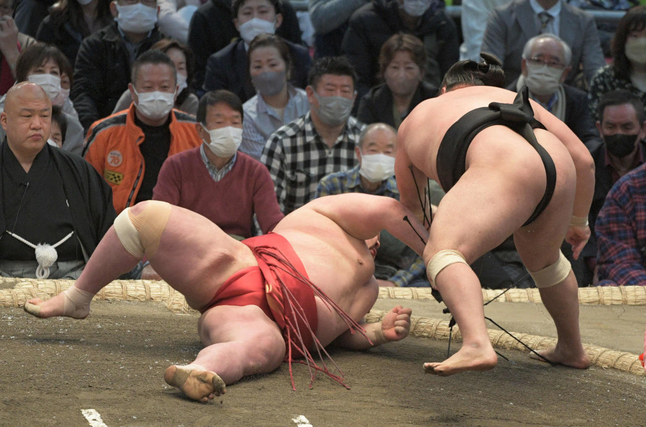 阿武咲をすくい投げで破る霧馬山（撮影・渦原淳）