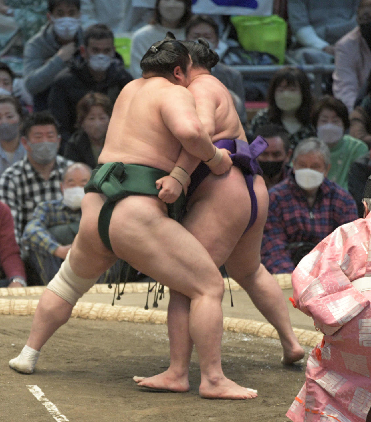 隠岐の海が明生を寄り切る（撮影・渦原淳）