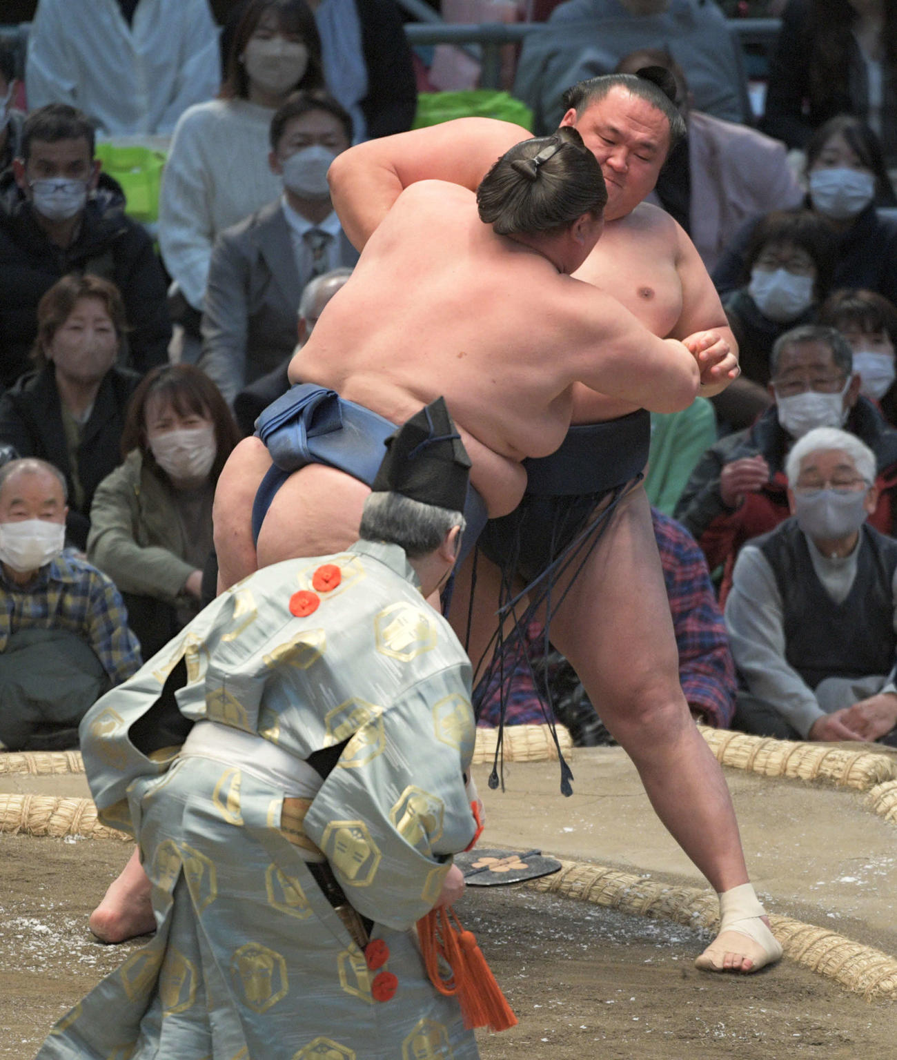 逸ノ城が玉鷲を寄り切る（撮影・渦原淳）