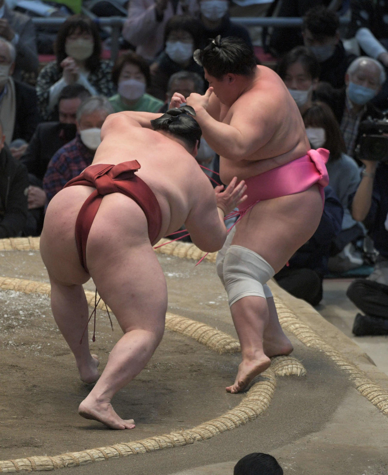 隆の勝が押し倒しで宇良を破る（撮影・渦原淳）