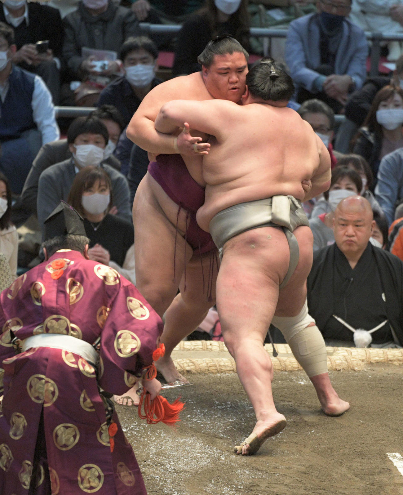 北勝富士が御嶽海を寄り切る（撮影・渦原淳）