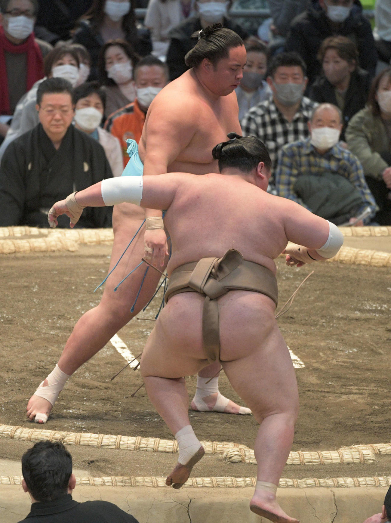 琴勝峰が荒篤山を押し出す（撮影・渦原淳）