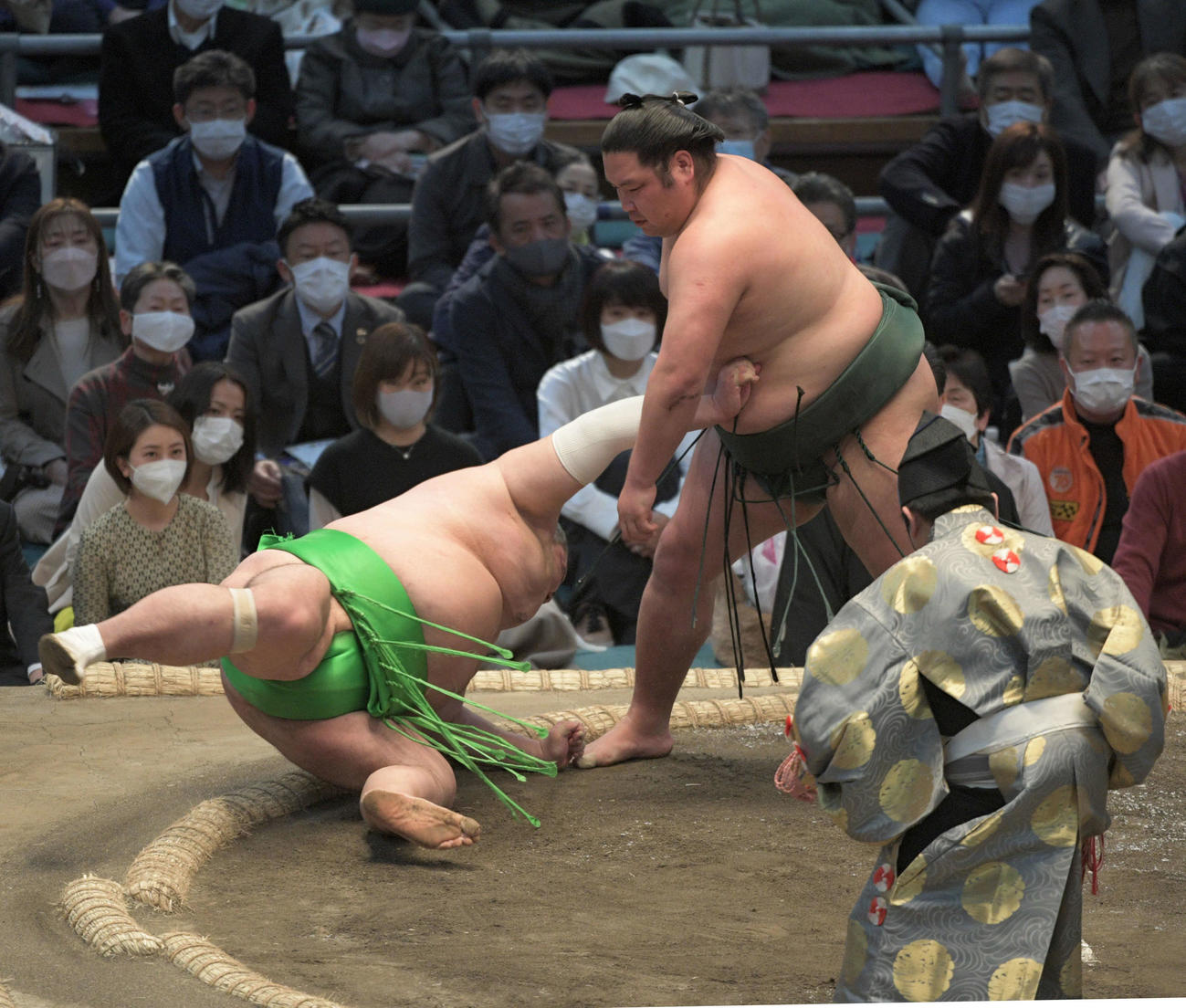 千代丸を小手投げで破る錦木（撮影・渦原淳）